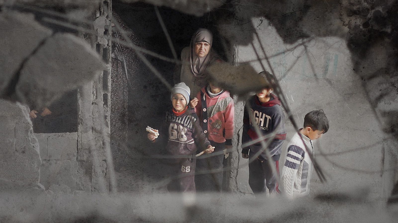 Unos ciudadanos palestinos observan un edificio bombardeado por Israel en Ráfah, al sur de Gaza.