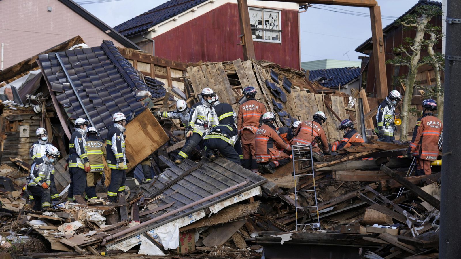 Japón eleva a 92 los muertos por el terremoto