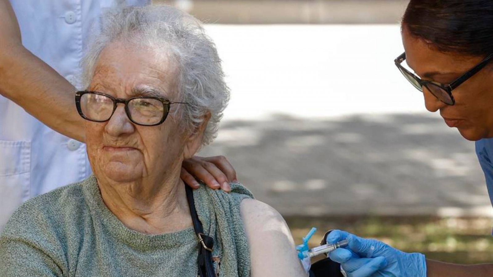 En Barcelona, una señora mayor es vacunada de la gripe