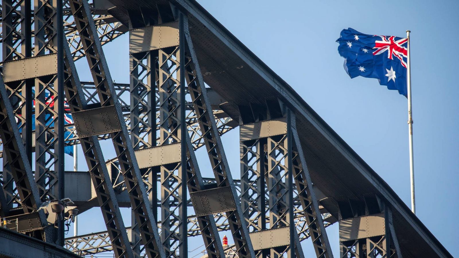 La bandera de Australia ondeando en el puente del puerto de Sídney