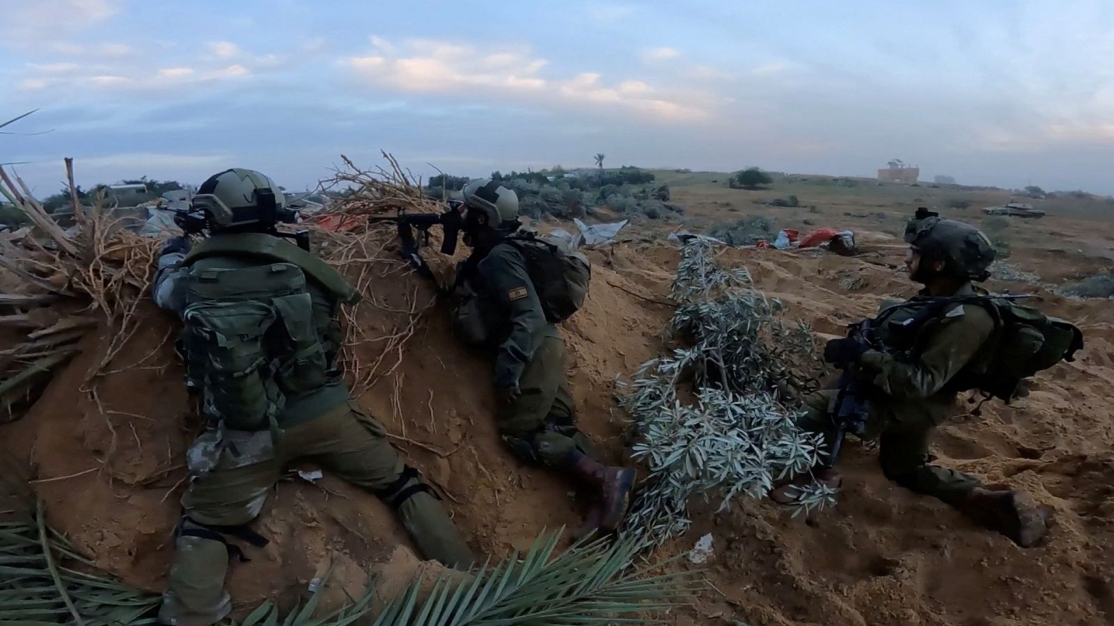 Soldados israelíes operan en la Franja de Gaza