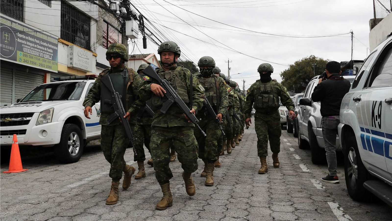 Soldados ecuatorianos se forman frente a la entrada de la cárcel del Inca en Quito