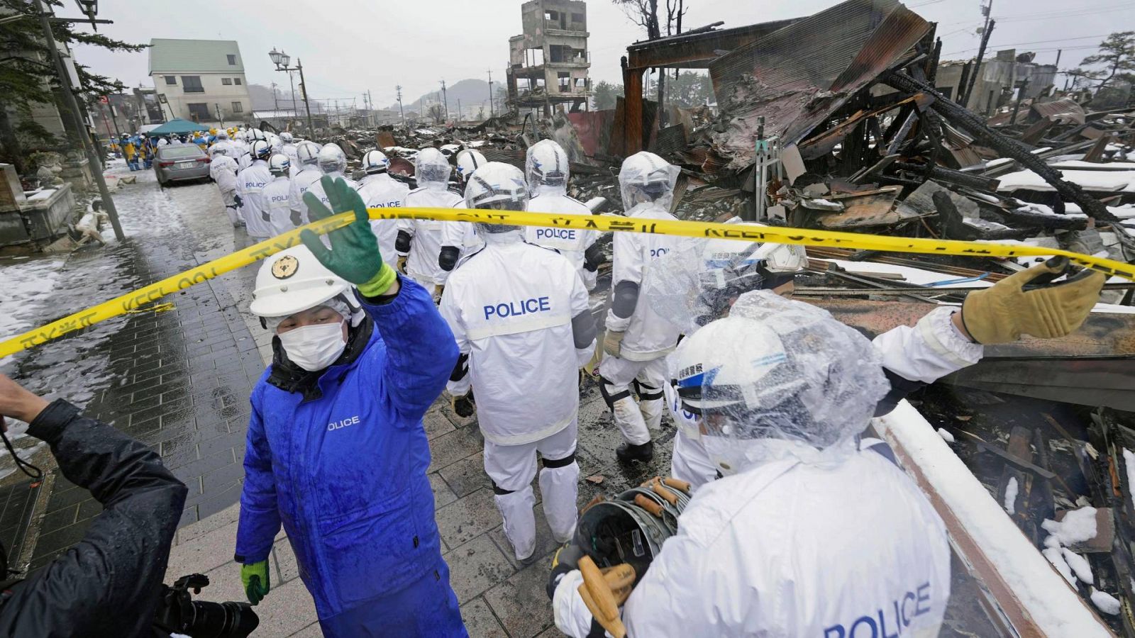 Agentes de policía se preparan para una operación de búsqueda en Wajima, prefectura de Ishikawa, Japón tras el terremoto