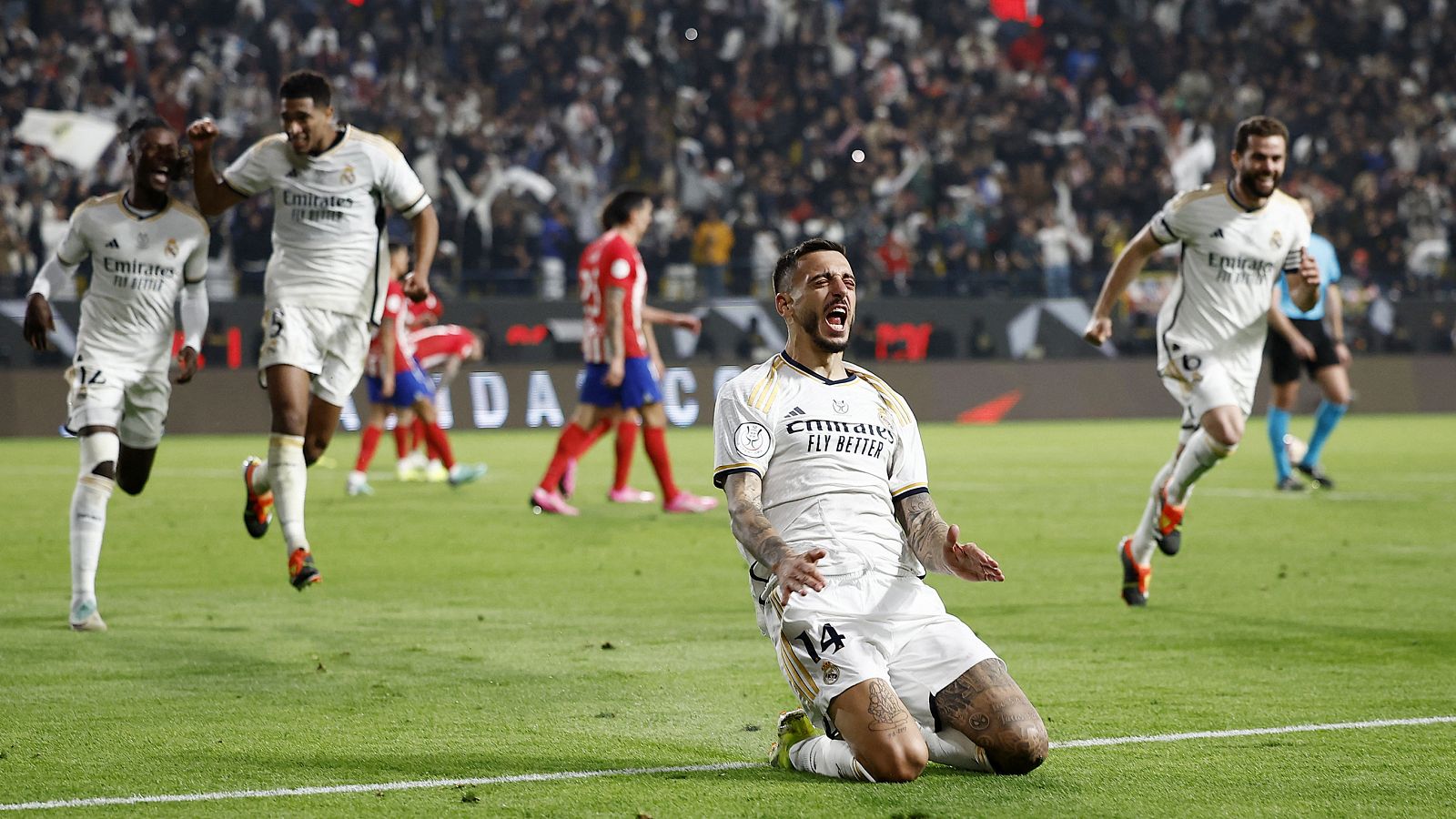 Joselu celebra el cuarto gol del Madrid en el derbi de la Supercopa.