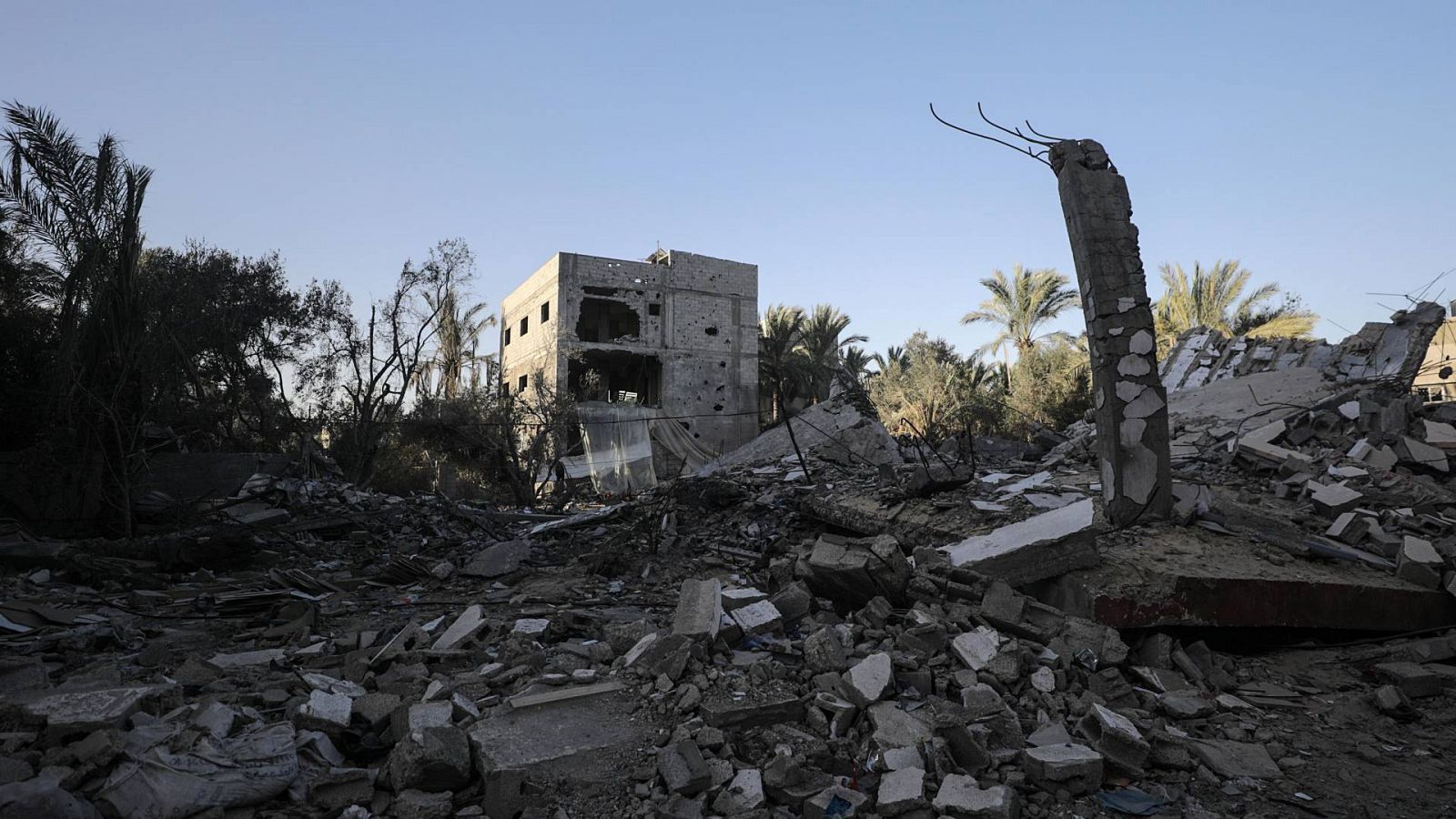 Un edificio residencial destruido en la ciudad de Deir al-Balah, en el centro de Gaza