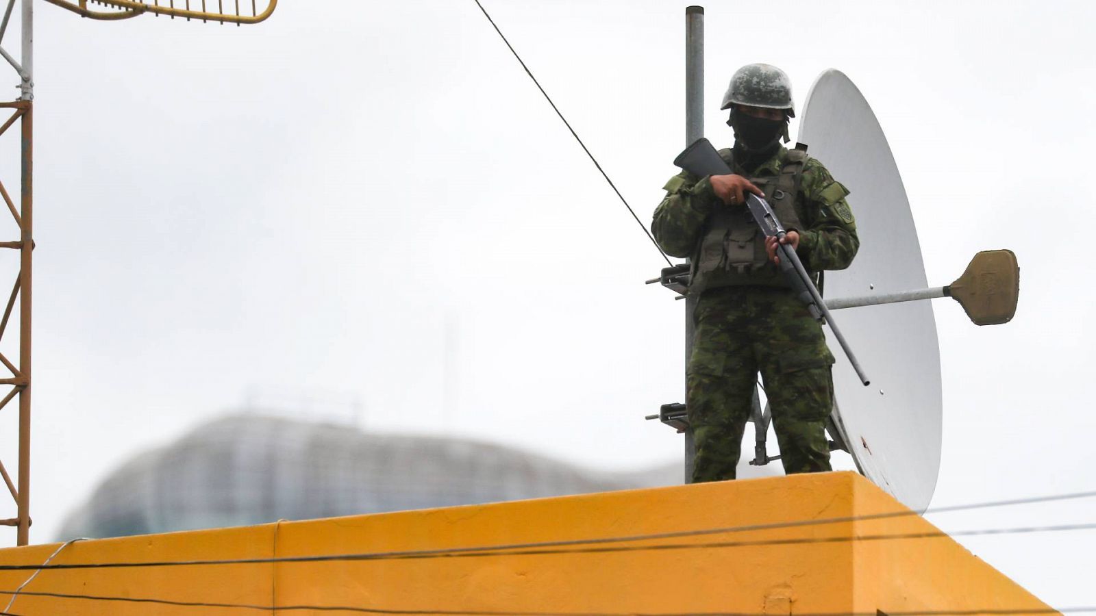 Un militar custodia la estación Radio Canela en Quito, Ecuador