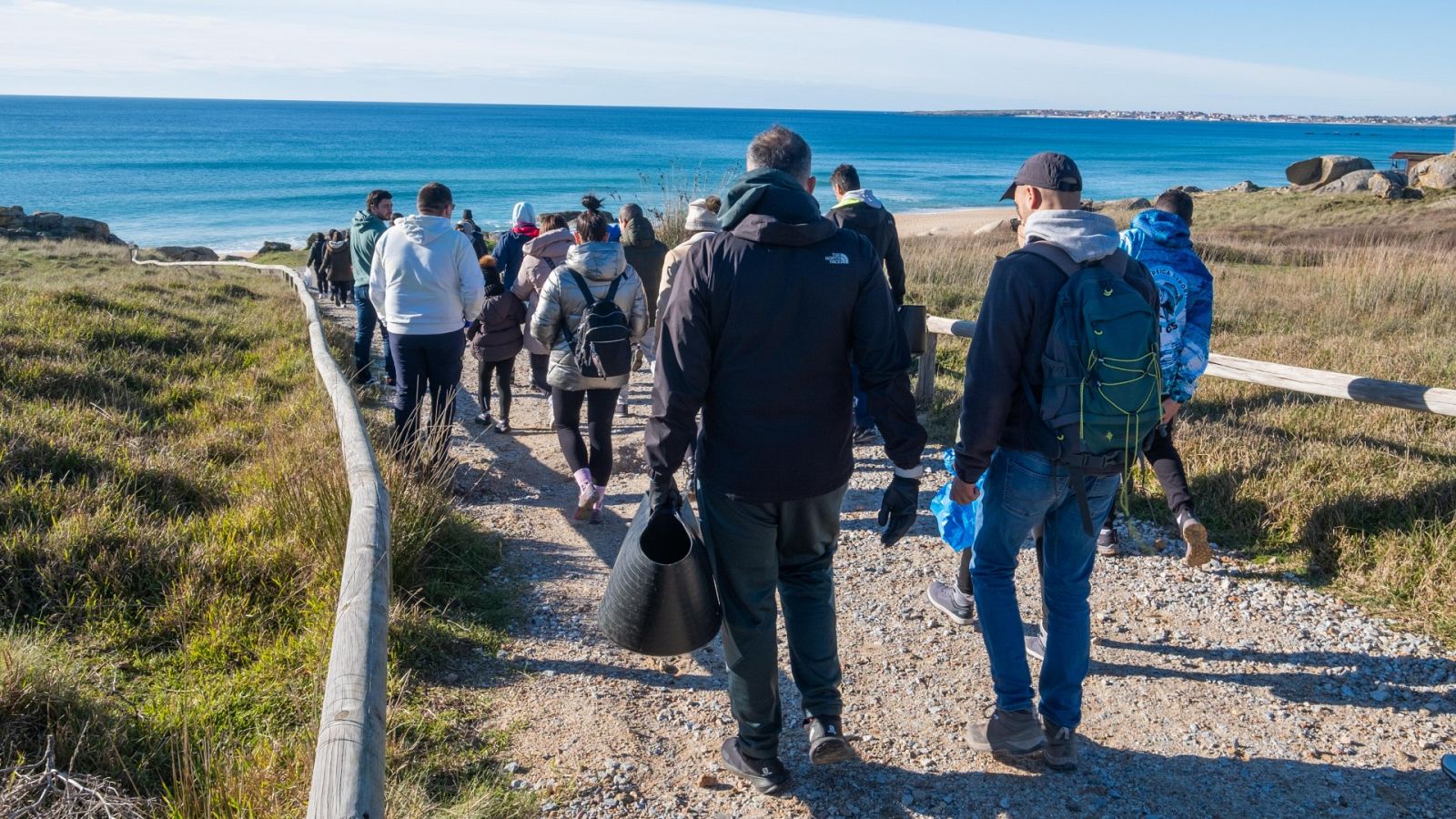 Pélets Galicia: llegada de voluntarios a una limpieza en la playa do Vilar, en Ribeira, el pasado domingo