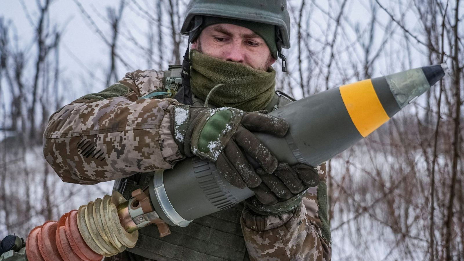 Un militar ucraniano se prepara para disparar una pieza de artillería en una posición cerca de Bakhmut