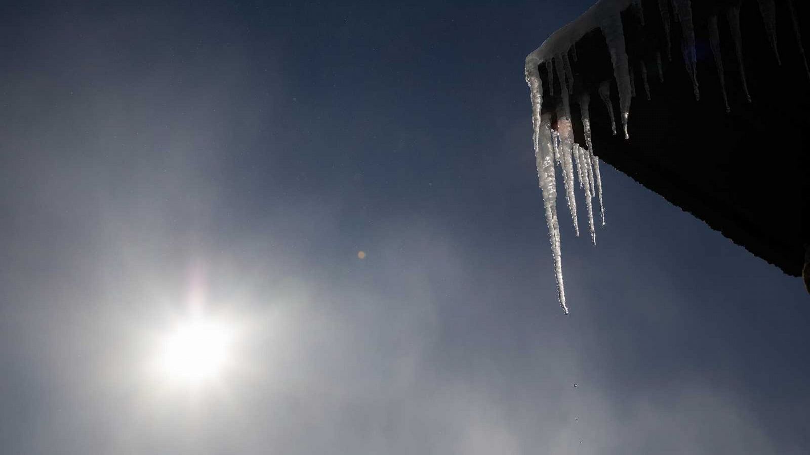 Imagen de archivo de estalactitas de hielo en la estación de esquí de Valdesquí