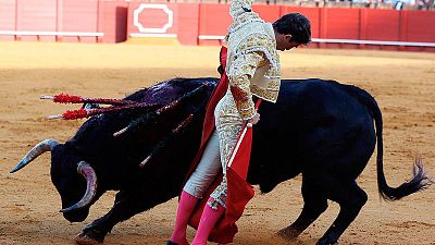 El diestro Rafael Serrano da un pase a un toro de la ganadería La Palmosilla durante la pasada feria de Sevilla.