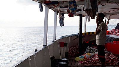 Uno de los 134 inmigrantes que lleva a bordo el Open Arms frente a la costa de Lampedusa