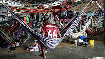 El refugio Pintolandia, en Boa Vista, aloja familias indígenas con hamacas, para que puedan sentirse un poco "en casa". Victoria Servilhano/MSF