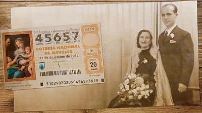 Felisa Alburquerque y Manuel Ruiz el día de su boda, junto al 'cenizo', su número de Lotería