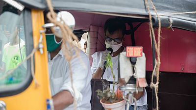 Ganpat anuncia por megafonía en un rickshaw las precauciones de salud y seguridad mientras recorre los suburbios de Govandi este (Bombay).