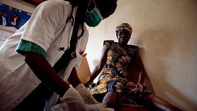 La doctora de MSF Gertude Komoyo examina la pierna de una paciente en el Centro Hospitalario Universitario Comunitario (CHUC) de Bangui La doctora de MSF Gertude Komoyo examina la pierna de una paciente en el Centro Hospitalario Universitario Comunitario (CHUC) de Bangui