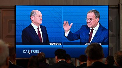 El candidato del SPD a las elecciones alemanas, Olaf Scholz (izquierda) y el de la CDU-CSU, Armin Laschet, en un debate electoral en televisión el 12 de septiembre. Foto: John MACDOUGALL / AFP