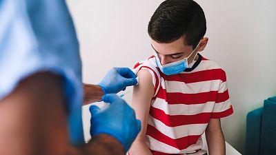 La vacuna contra el COVID-19 ya se administra en el grupo de 12 a 19 años, pero sigue pendiente de aprobación para menores de 12