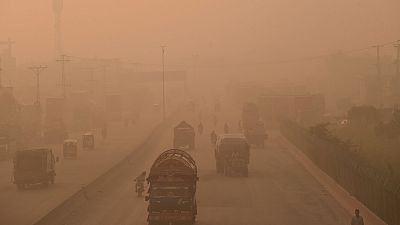 Viajeros circulan por una carretera sumida en niebla y humo en Lahore, Pakistán, en octubre de 2021. Viajeros circulan por una carretera sumida en niebla y humo en Lahore, Pakistán, en octubre de 2021.
