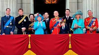 Isabel II y sus familiares saludan desde el balcón del Palacio de Buckingham, en una imagen de 2009.