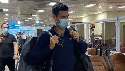 Djokovic en el aeropuerto de Dubai tras se deportado de Australia