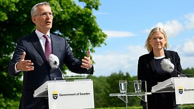 El Secretario General de la OTAN, Jens Stoltenberg (i), y la Primera Ministra de Suecia, Magdalena Andersson (d), ofrecen una rueda de prensa conjunta tras su reunión en Harpsund, el refugio veraniego de los primeros ministros suecos