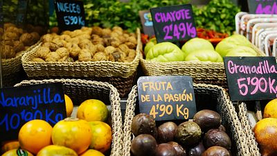 Frutas y verduras tropicales en un mercado