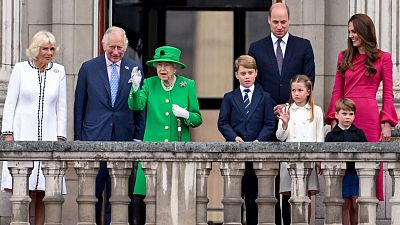 La reina Isabel II; su hijo Carlos, príncipe de Gales; su nieto Guillermo, duque de Cambridge, y otros miembros de la familia, en el balcón del palacio de Buckingham, el pasado 5 de junio. La reina Isabel II; su hijo Carlos, príncipe de Gales; su nieto Guillermo, duque de Cambridge, y otros miembros de la familia, en el balcón del palacio de Buckingham, el pasado 5 de junio.