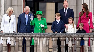 La reina Isabel II; su hijo Carlos, príncipe de Gales; su nieto Guillermo, duque de Cambridge, y otros miembros de la familia, en el balcón del palacio de Buckingham, el pasado 5 de junio.