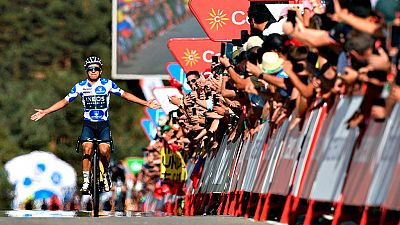 El público aplaude a Richard carapaz en el final de la etapa 20 de la Vuelta ciclista a España 2022.