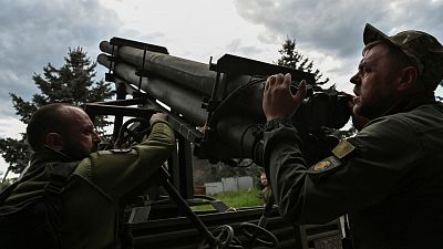 Militares ucranianos preparan un sistema de misiles de lanzamiento múltiple para disparar contra las tropas rusas en la región de Zaporiya