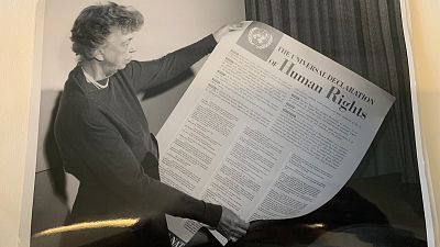Eleanor Roosevelt con copia de Declaración Universal de Derechos Humanos