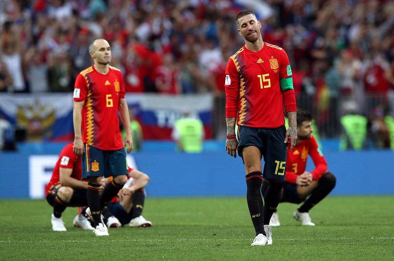 Ramos e Iniesta tras quedar eliminados ante Rusia en los octavos del Mundial 2018. Ramos e Iniesta tras quedar eliminados ante Rusia en los octavos del Mundial 2018.
