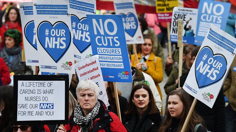 Manifestacin contra la crisis del Servicio Nacional de Salud frente al Parlamento britnico en 2017
