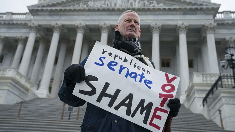 Un manifestante, este mi�rcoles frente al Senado
