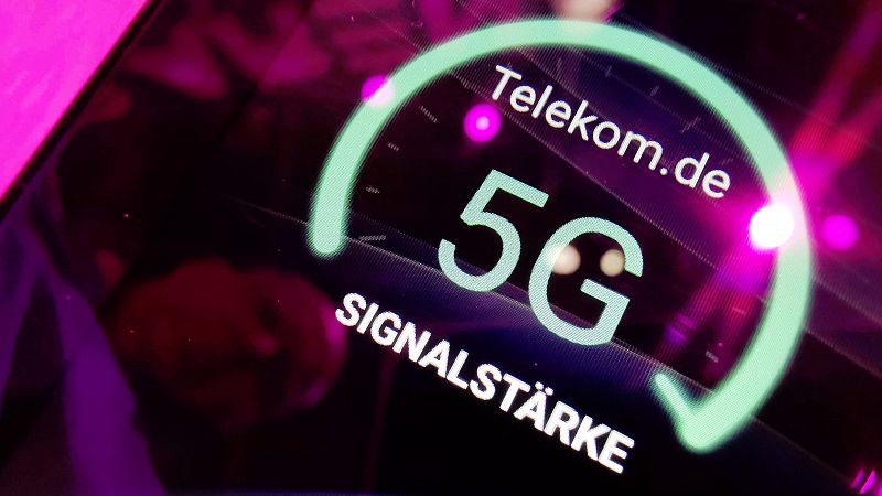 Deutsche Telekom es la empresa más grande de Europa proveedora de telecomunicaciones. Deutsche Telekom es la empresa más grande de Europa proveedora de telecomunicaciones.