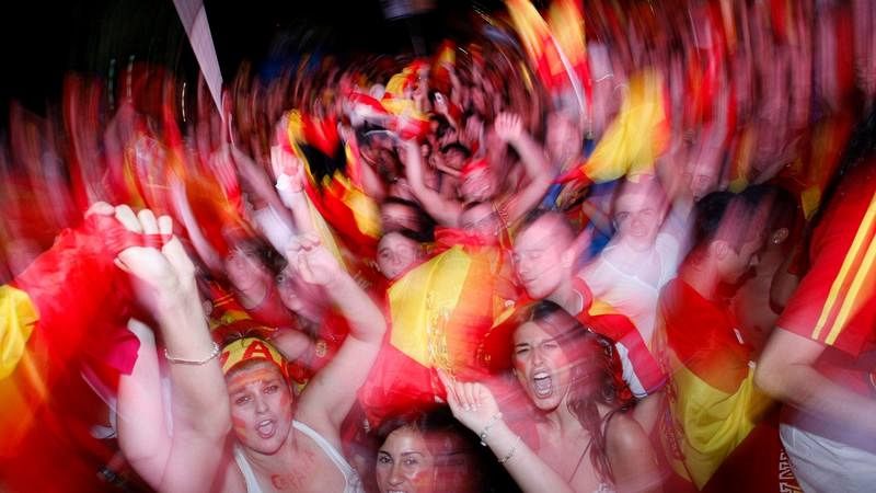 Jvenes aficionados espaoles celebran el triunfo de Espaa en el Mundial de Sudfrica en 2010.