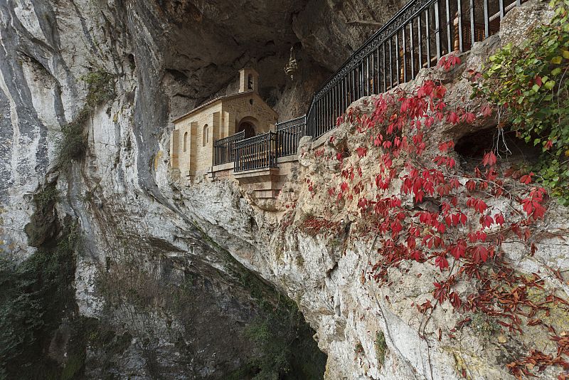 Aqu la Tierra - Santa Cueva de Covadonga