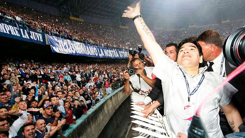 Maradona, en el estadio San Paolo de Nápoles en 2005