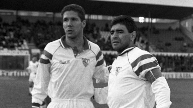 Simeone y Maradona en Las Gaunas, Logroño, a su regreso de un partido con su selección en febrero de 1993.
