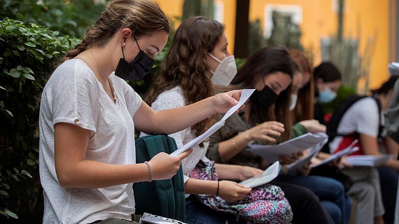 Varios alumnos dan el último repaso a sus apuntes antes de afrontar los exámenes de EBAU en el Campus de la Merced de la Universidad de Murcia este martes. Murcia es la primera de toda España en hacer la prueba.