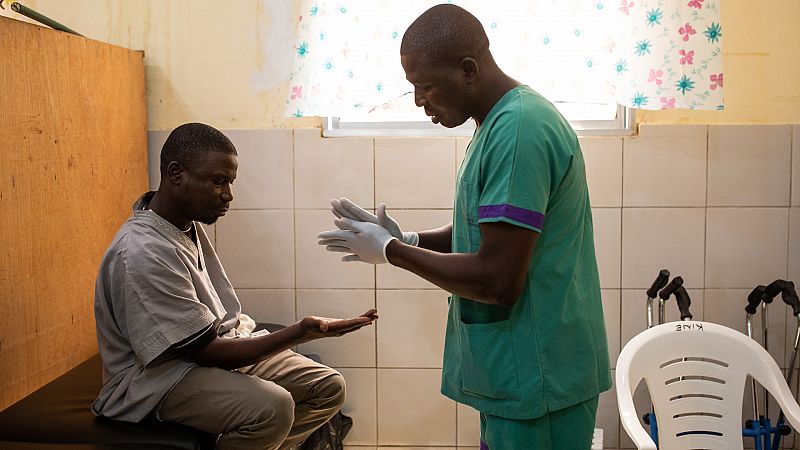 El fisioterapeuta Gilbert Gnaguele atiende a un paciente en el Hospital General de Maroua en Camerún