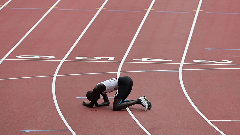 El atleta del equipo de refugiados James Chiengjiek, tras su caída en los 800 metros