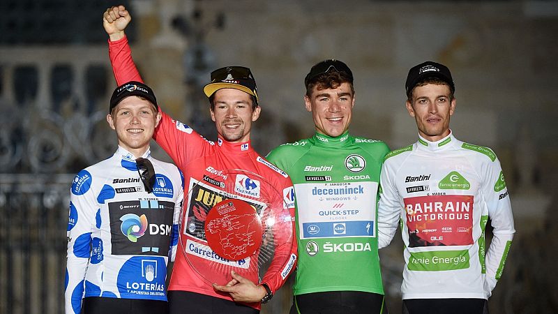 Roglic lidera el podio de la Vuelta junto a Michael Storer, Fabio Jakobsen y Gino Mader Roglic lidera el podio de la Vuelta junto a Michael Storer, Fabio Jakobsen y Gino Mader