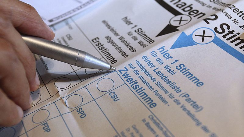 Un ciudadano alemán cumplimenta una papeleta electoral de voto Un ciudadano alemán cumplimenta una papeleta electoral de voto