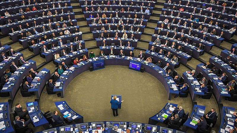 La canciller alemana, Angela Merkel, ofrece un discurso en el Parlamento Europeo en Estrasburgo