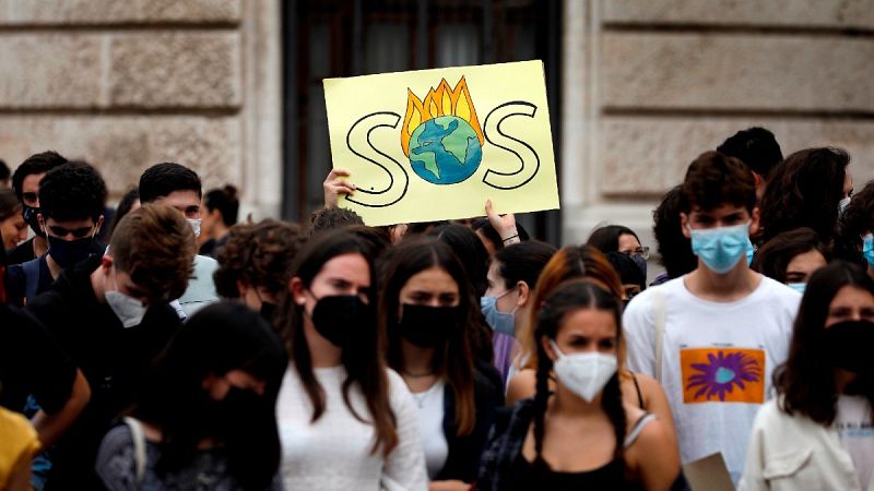 Un grupo de jóvenes se manifiesta por el clima en Valencia Un grupo de jóvenes se manifiesta por el clima en Valencia