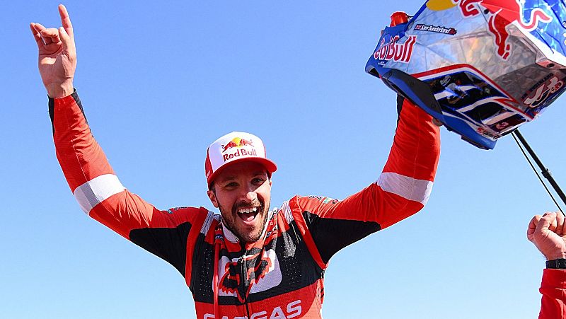 Sam Sunderland celebra su victoria en el Dakar 2022