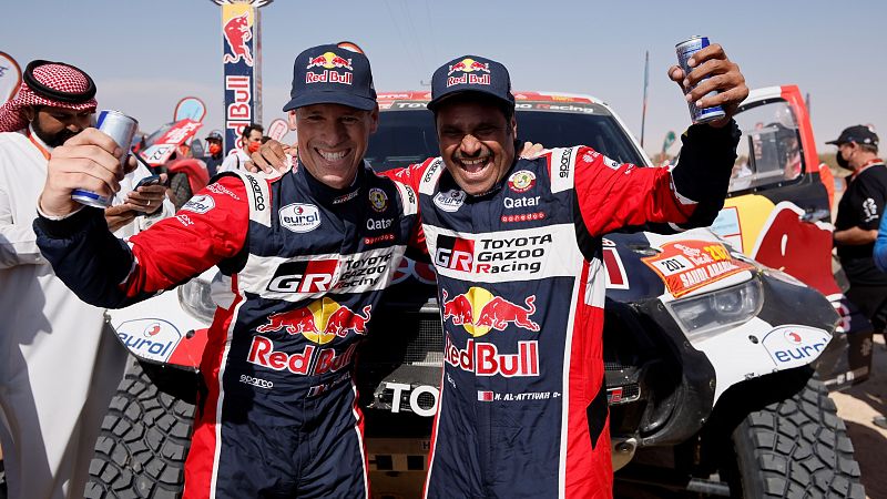 El piloto catarí Nasser Al Attiyah (d) y su copiloto Mathieu Baumel (i) celebran su victoria en el Dakar en la categoría de coches.