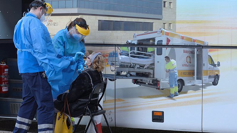 Unos enfermeros realizan un test de la COVID-19 en una de las doce unidades móviles de la Junta de Castilla y León