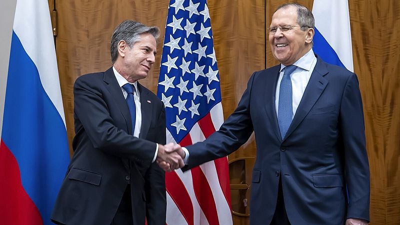 El secretario de Estado de EE.UU., Antony Blinken, y su homólogo ruso, Sergei Lavrov, este viernes en Ginebra. EFE/EPA/MARTIAL TREZZINI